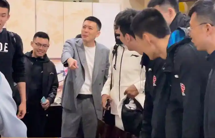 仪式的第一个环节首先是唱生日歌,杨鸣,梅奥,弗格,张镇麟,付豪等都在