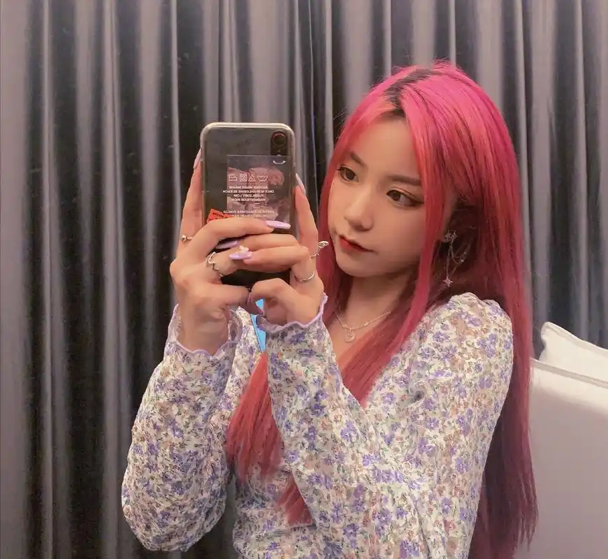 最近刀小刀放出了一组照片,追星成功的她顺利和周笔