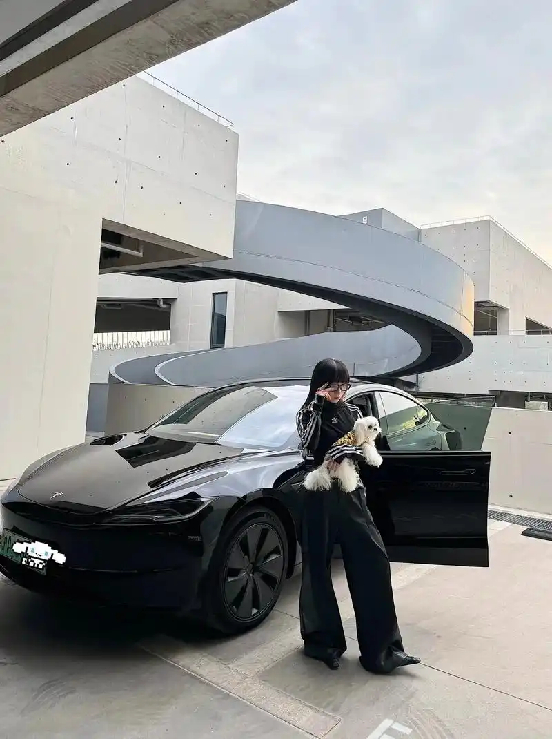恭喜上海小姐姐成为尊贵的特斯拉车主～～～上海女生代步工具首选