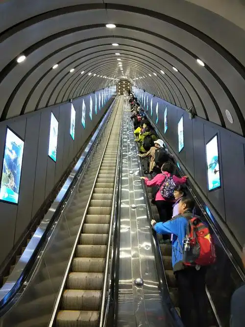 天门山穿山电梯(12段手扶电梯)