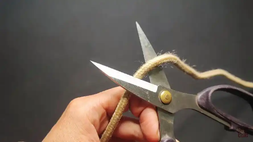 一根绳子太长,剪断使用太可惜,看完视频卖绳老板:下次别来