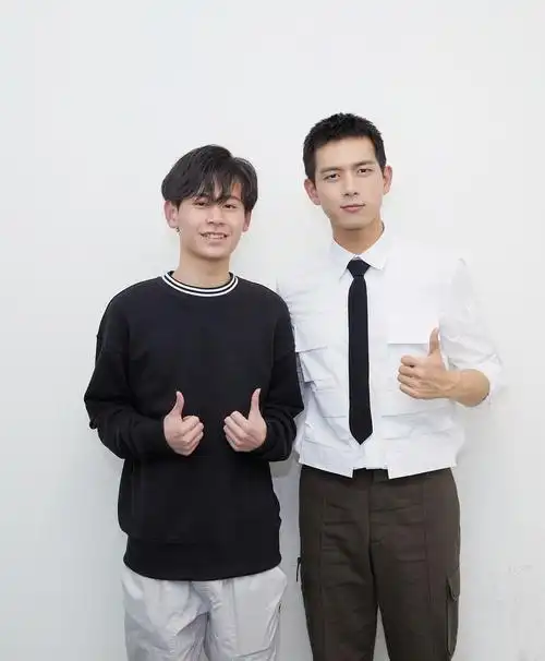 来看hero与韩商言的合照男明星2