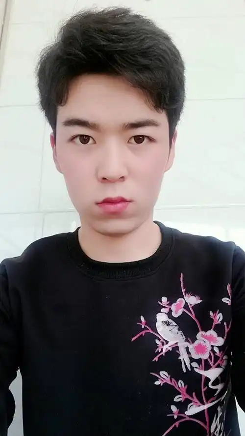 图中这人是鹅蛋脸吗?请各位网友给个建议,谢谢 大家