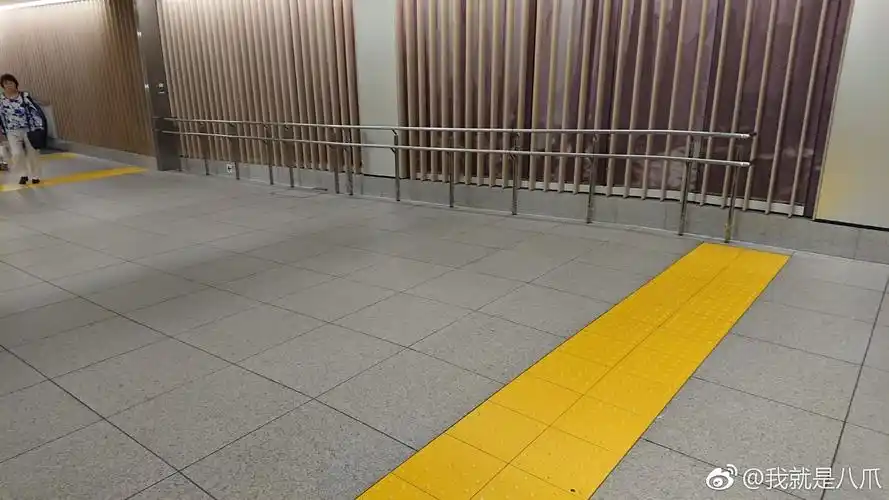 演唱会听完了,继续说说日本的公共设施设计细节|盲道|楼梯口|障碍物