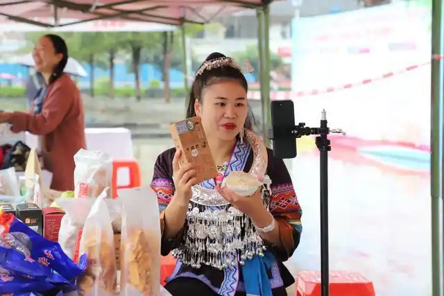 直播带货融水县农村电商现场直播及农产品展示展销会精彩纷呈