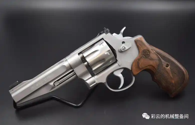 5 5英寸枪管的史密斯-维森m627转轮手枪.png
