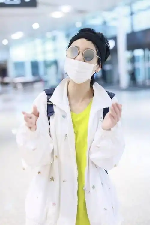 原创郭采洁品味越来越难懂穿白色外套搭黄t恤戴发带发型有点脏乱