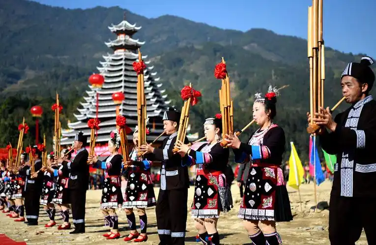 侗族同胞在侗年活动上吹芦笙.潘志祥摄