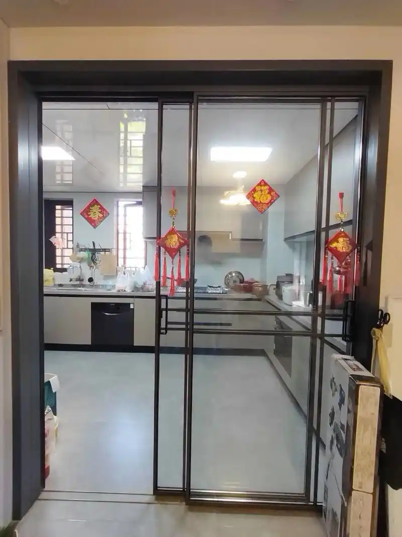 本来这个厨房门框自己选的是黑色的,结果装修老板推荐灰色,刚弄 - 抖