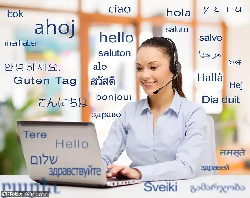 翻译,商业技术微笑的女翻译操作员与电脑办公室用同的外语问候词