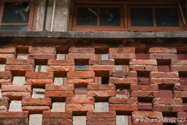 这样由红砖砌成的栏杆,也是六百户老房子的标志印记
