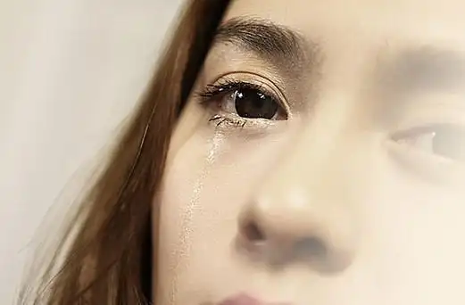 泪流满面的女生哭泣的图片