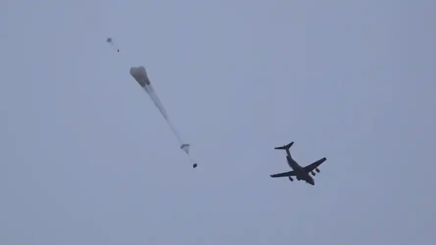 实拍空降兵运20重装空投训练 重型装备出舱瞬间场面震撼