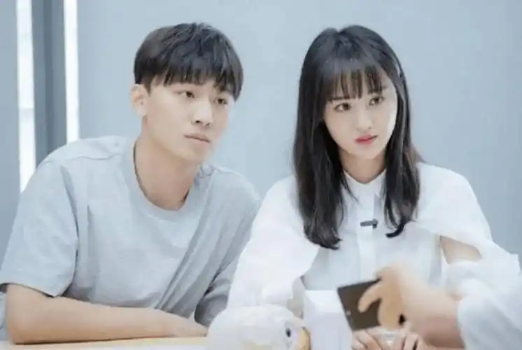 郑爽近照曝出疑整容嘴巴歪了头发变紫了发文回应不欠任何人