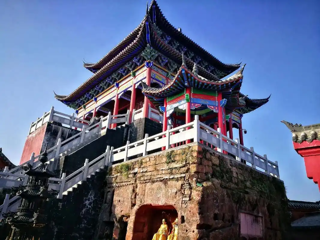 远安县鸣凤山.传说中有一只得道的凤凰翱翔九天之上,翩跹低鸣, - 抖音