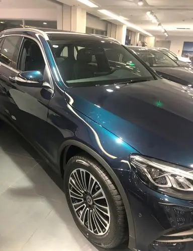 奔驰glc260l加长版到店实拍罕见松石绿色车身看起来十分特别