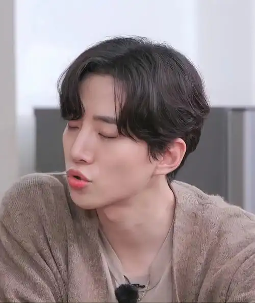 嘟嘟嘴亲亲02李俊昊差点儿把脸贴上去了