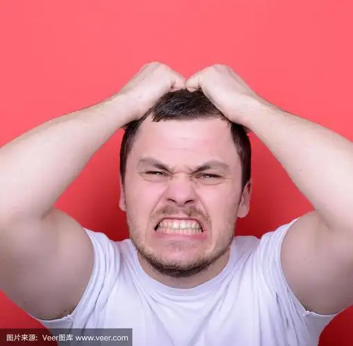 一个愤怒的男人在红色背景下尖叫着拽着头发的肖像