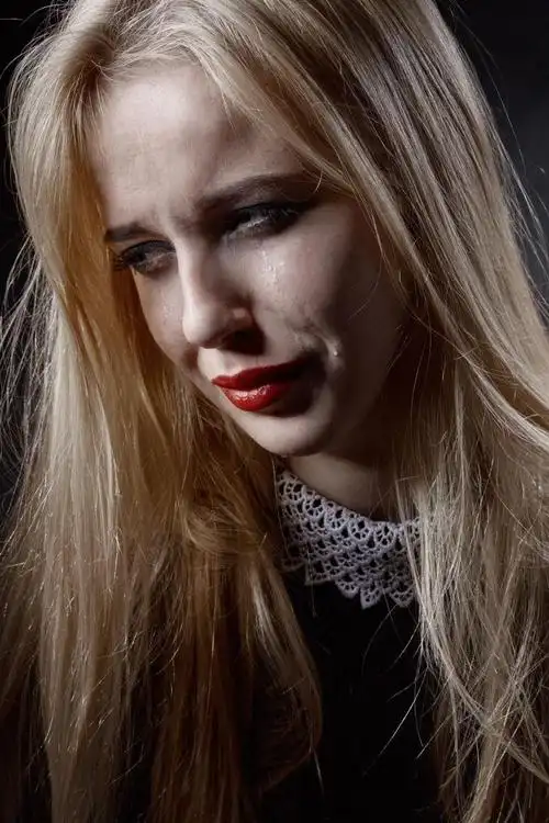 家中痛苦的女人图片-烦躁的女人素材-高清图片-摄影照片-寻图免费打包