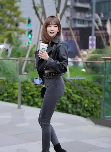 原创时尚穿搭:黑色皮衣,搭配牛仔裤 短靴,穿出酷飒之美