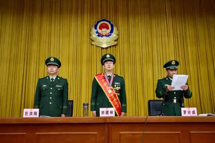 0授衔】武警曲靖支队隆重举行2018年度新兵授衔仪式