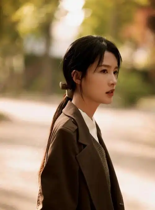 何冰没说错:不拍戏就"消失"的李沁,已走上女演员的另一条大道