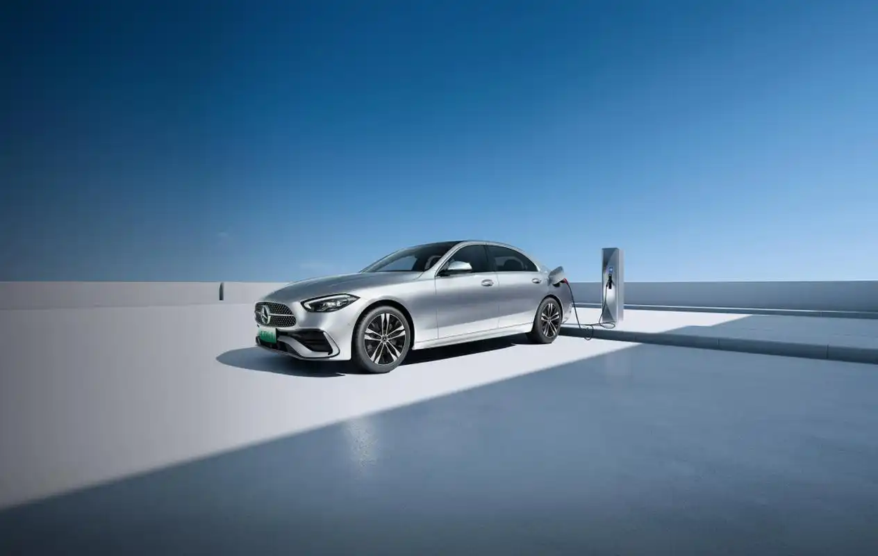 18万 #全新一代奔驰c级#  7月13日,奔驰发布了全新改款的奔驰c级,奔驰