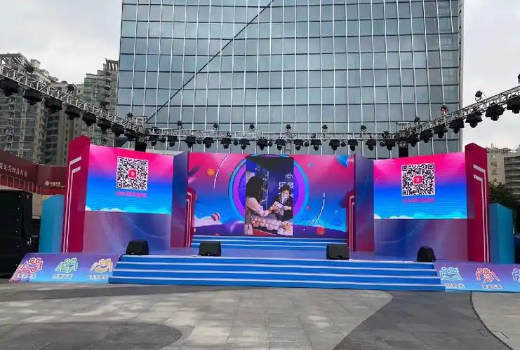 室外晚会演出中,舞台布光是演出空间构成的重要组成部分,根据所需的