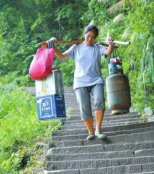 沪剧《挑山女人》讲述的是一位女挑夫的励志故事,她用自己的双肩挑起