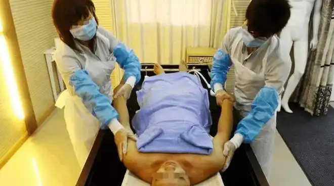 为什么尸体化妆师月入一万却辞职不干化妆师要有那个命干才行