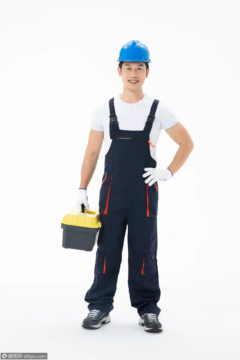 维修工人拿着维修工具箱