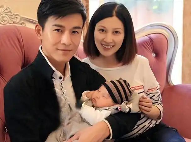 乔振宇在妻子分娩期间一直陪伴在她身边,并在产房内给予她鼓励和力量.