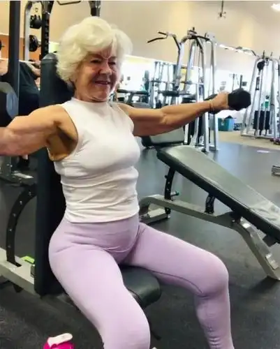 70岁开始健身,加拿大老太太4年减肥64斤,还成了网红