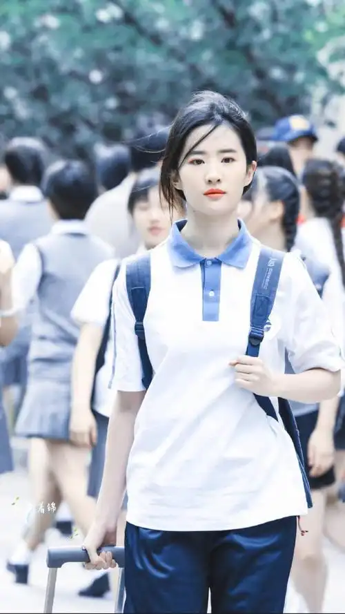 穿上校服的刘亦菲这简直就是大家心目中初恋的样子