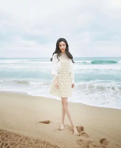 杨幂清新优雅海边沙滩写真图片