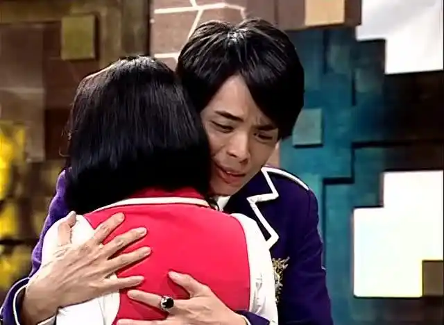 萌学园乌克娜娜没想到艾瑞克见到自己后就把自己抱进了怀里