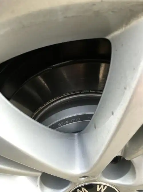 早上发现刹车盘上有一个凹槽这正常吗