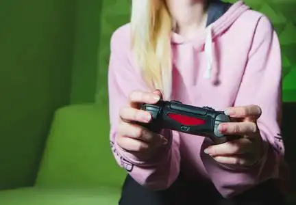 女孩是金发女郎在游戏台上玩照片