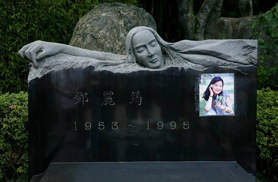 实拍邓丽君墓地:由于歌迷狂贴照片,早失去最初的样子
