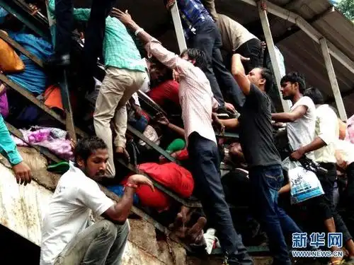 孟买踩踏事件中至少22人死亡