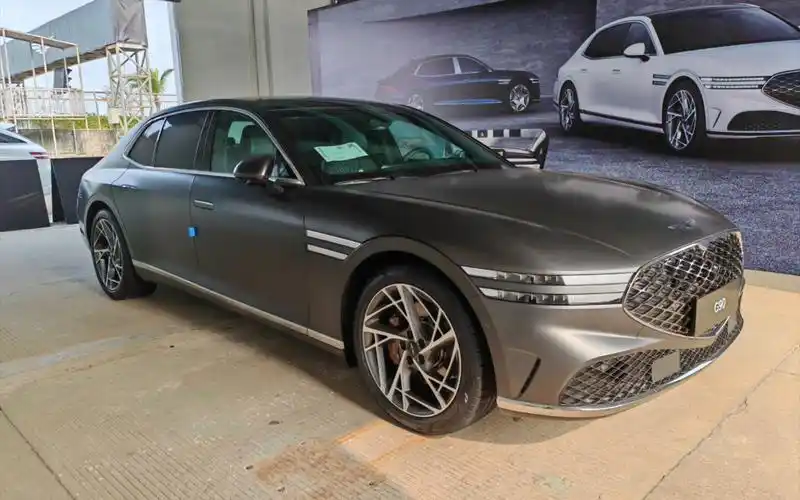 捷尼赛思g90 3.5t旗舰型 哑光马卡鲁灰 外观完整展示