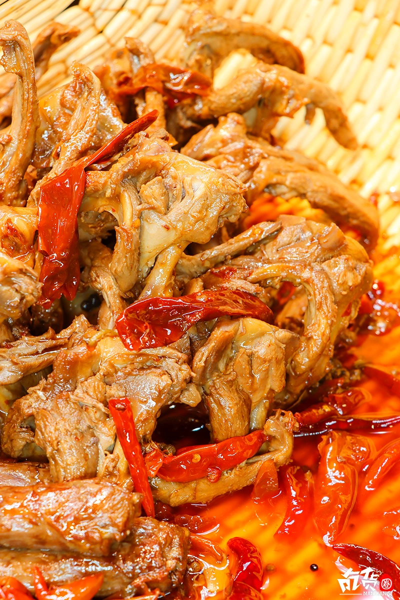 鸭架的肉质会相对松软,喜欢肉质口感厚实,就一定要点它了!