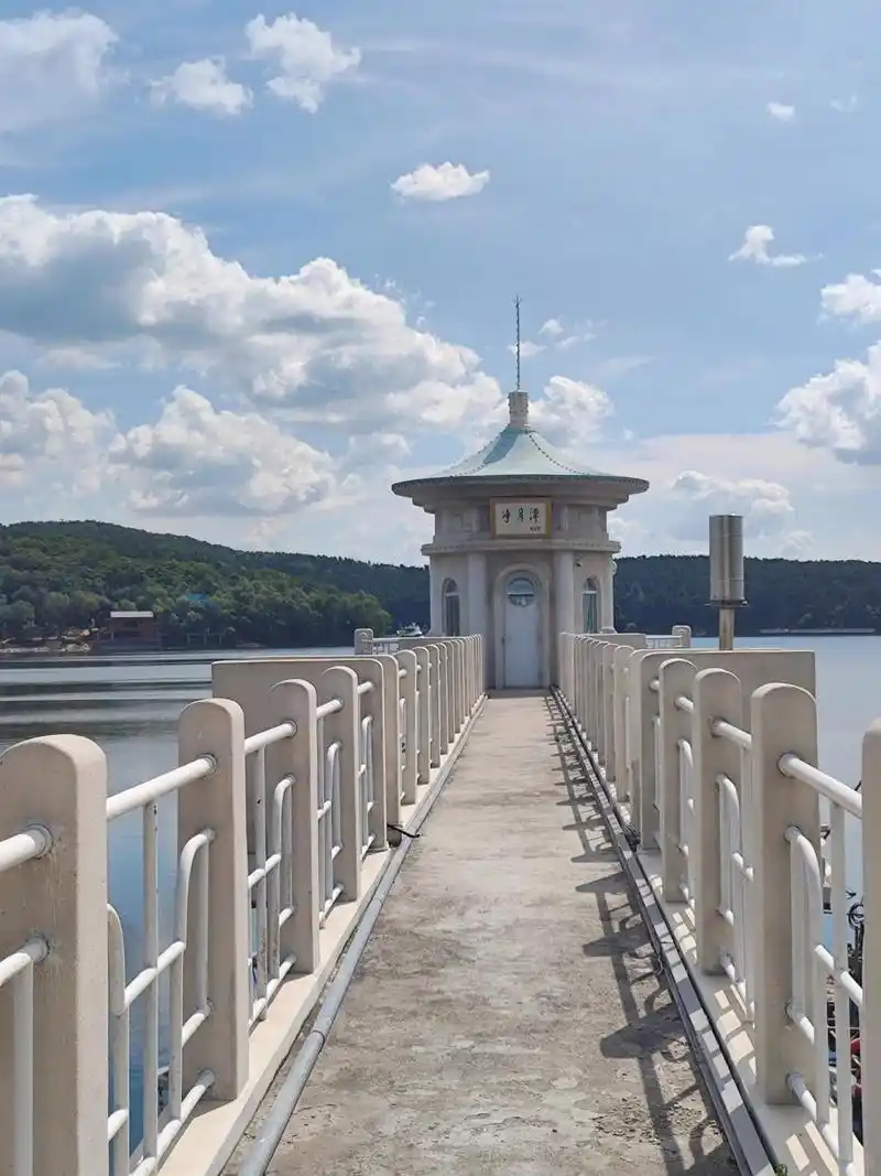 长春净月潭攻略 长春净月潭公园游玩攻略 开放时间:正门,西门,夏季早5