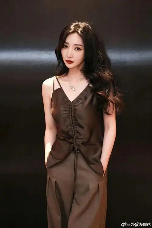 柳岩美拉德穿搭