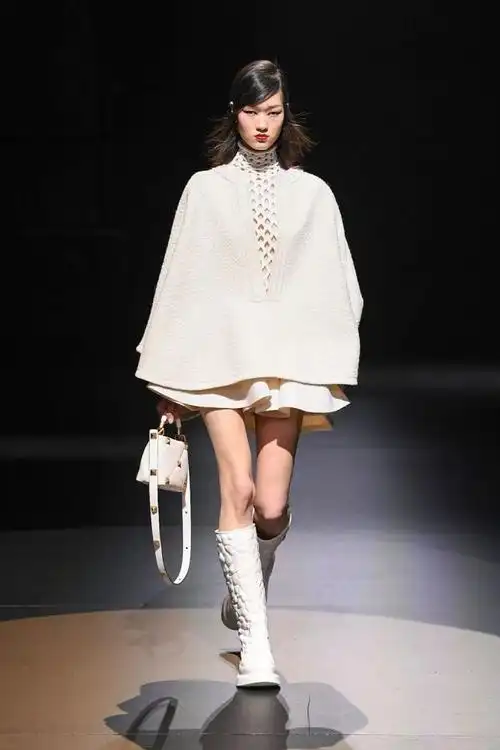 valentino /秀场细节镂空元素简洁实穿是valentino本季秋冬大秀的一大