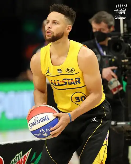 库裏获得2021全明星赛三分大赛冠军