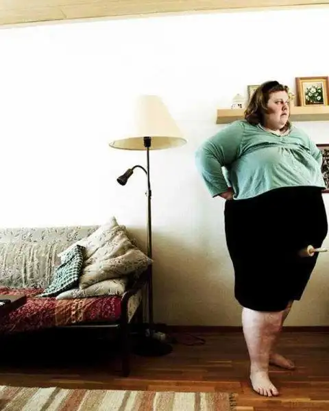 300多斤胖女孩靠搞怪走红网络多名帅哥告白被拒网友做得对