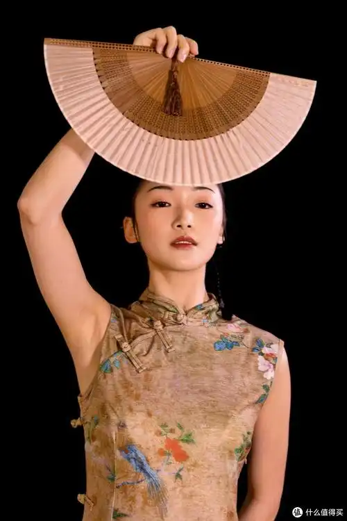 用上扇子挡正面