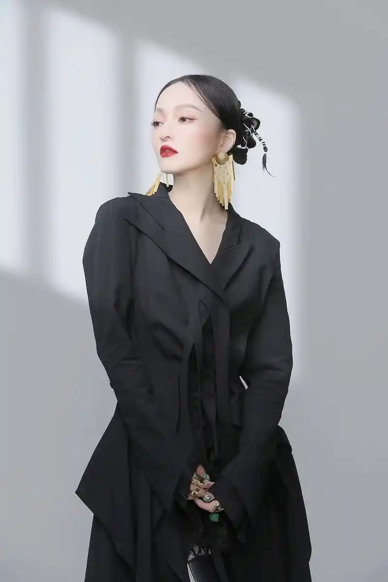 张韶涵第五期《天赐的声音》造型,黑风衣搭配夸张耳饰,酷感十足