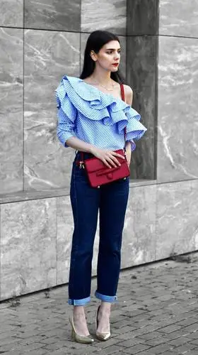 时尚的牛仔裤,搭配优雅的高跟鞋,尽显温婉女人味